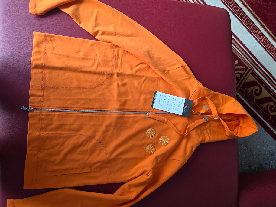 CLAIRE – Orangefarbene Sweater-Jacke mit Blumenstickerei