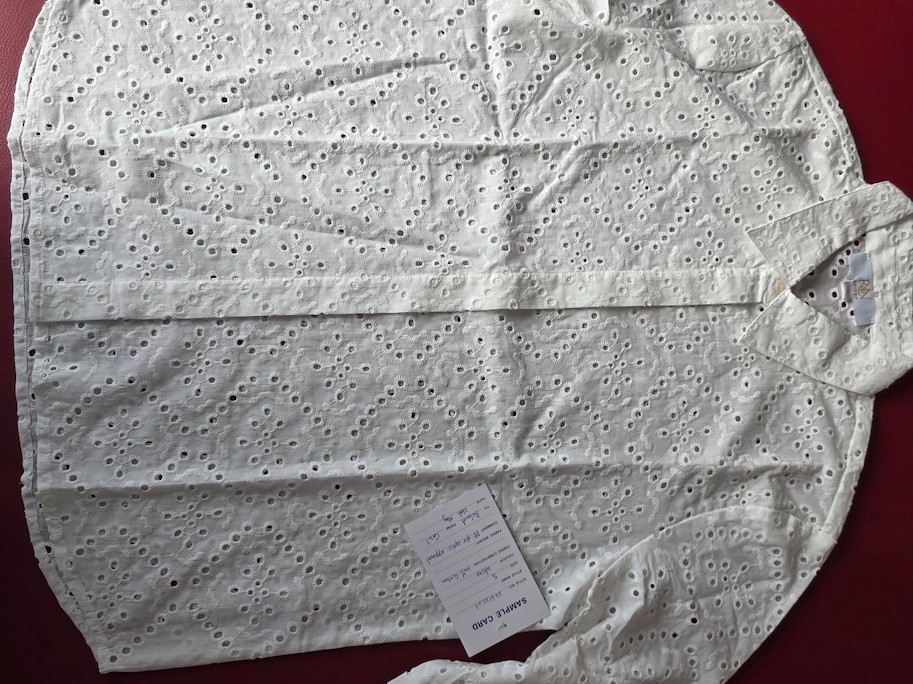 HELENA – Weiße Lochstickerei-Bluse