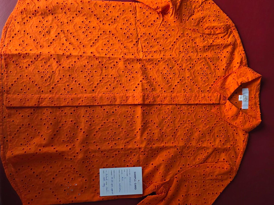 HELENA – Orangefarbene Lochstickerei-Bluse