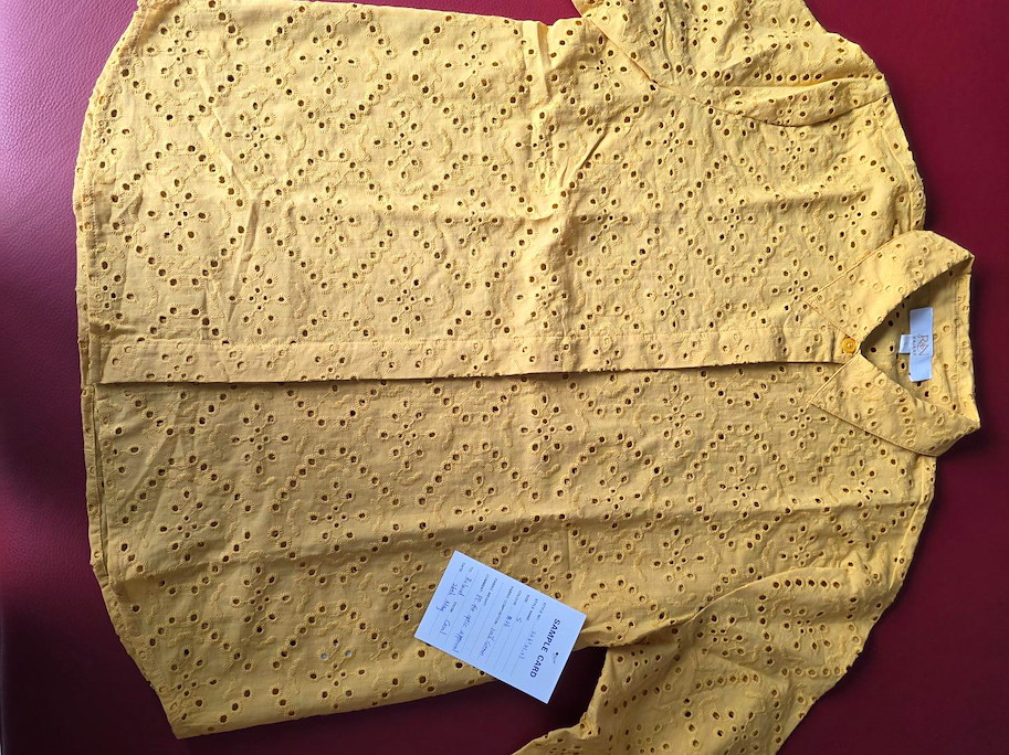 HELENA – Senfgelbe Lochstickerei-Bluse