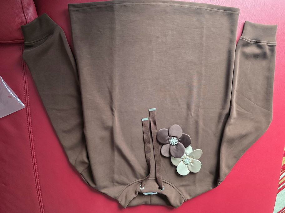SOPHIE – Brauner Sweater mit floraler Applikation
