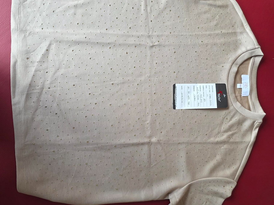 ISABELLA – Beiges T-Shirt mit funkelnden Ziersteinchen