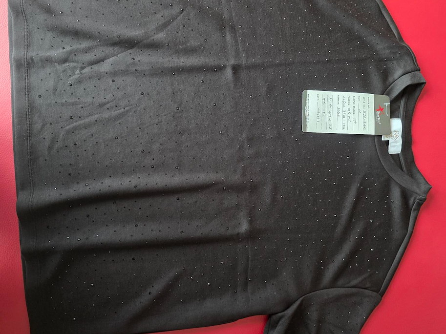ISABELLA – Schwarzes T-Shirt mit funkelnden Ziersteinchen