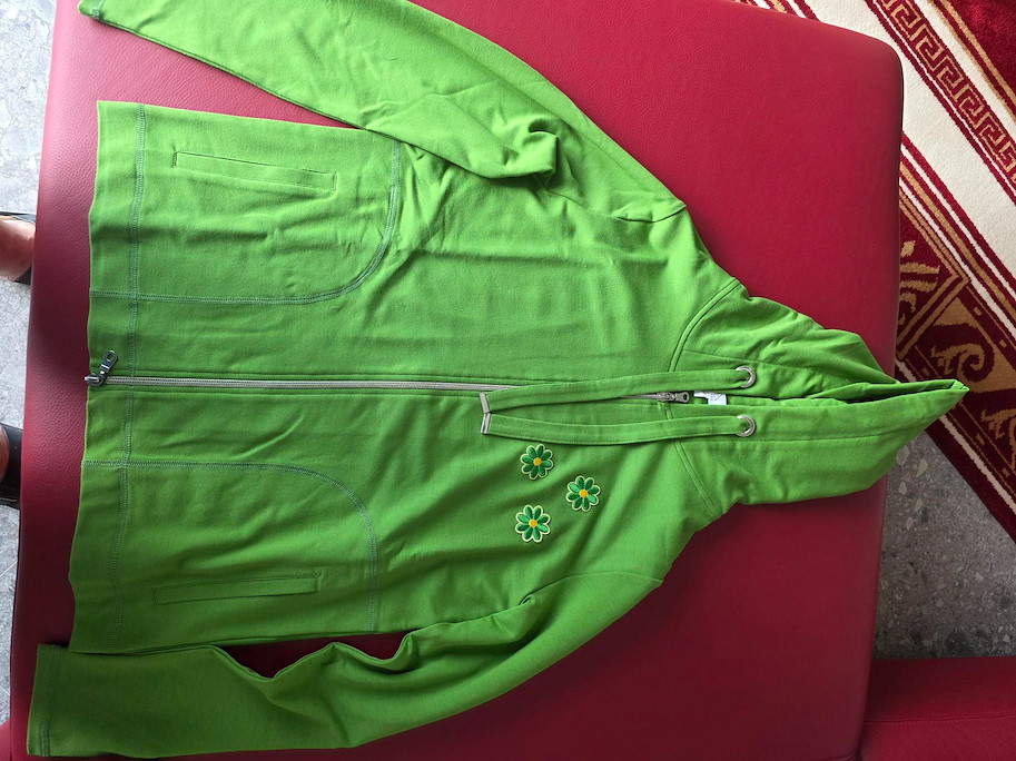 CLAIRE – Grüne Sweater-Jacke mit Blumenstickerei