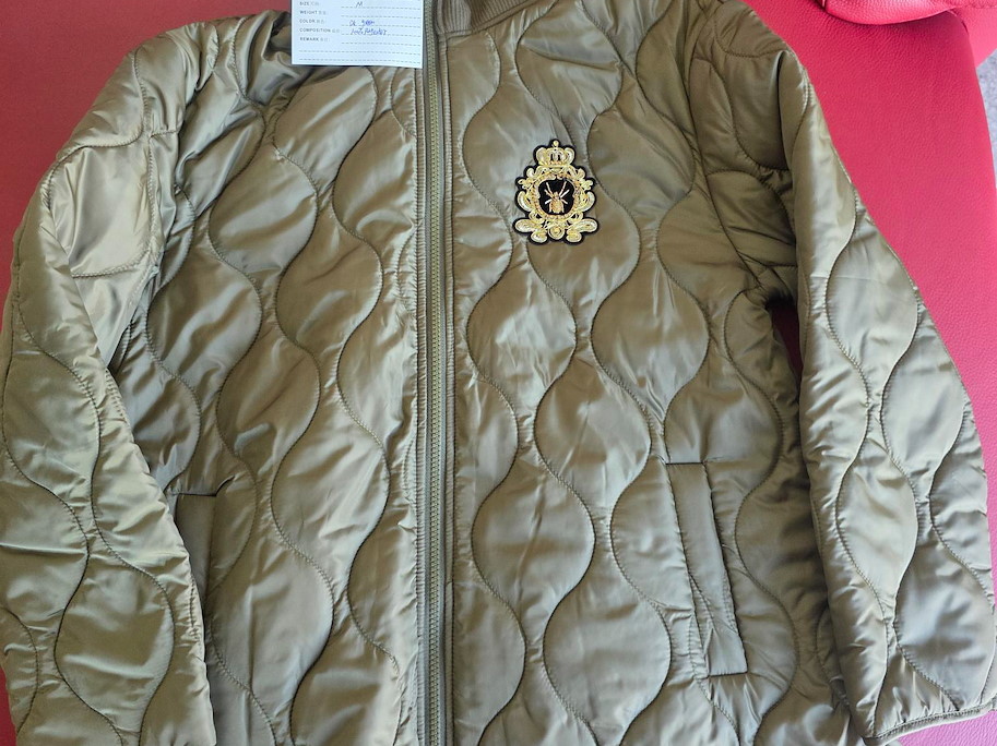 Olivia Steppjacke in Grün mit edlem Schmuck-Badge