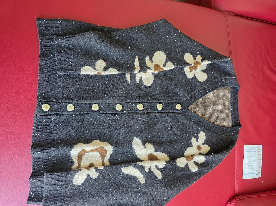 ROSALIE Blumenzauber Strickjacke – Feminine Eleganz für modebewusste und selbstbewusste Damen