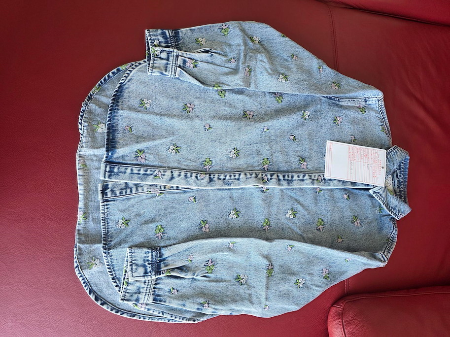 IRIS Alpenblüten Jeansbluse – Florale Eleganz für modebewusste und selbstbewusste Damen