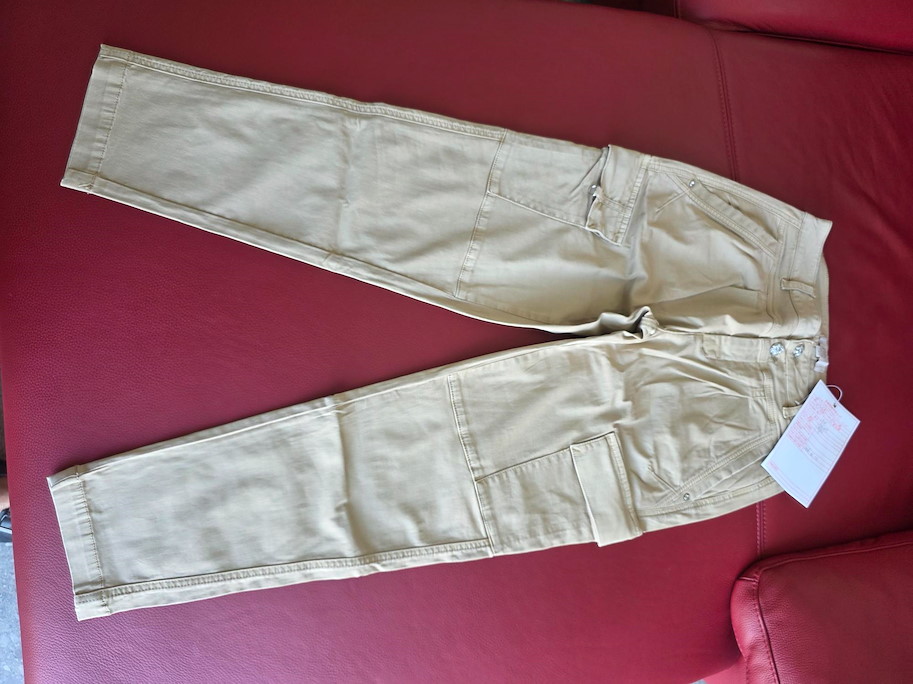 CHIARA Stoffhose Beige Elegance – Zeitloser Stil für modebewusste und selbstbewusste Damen