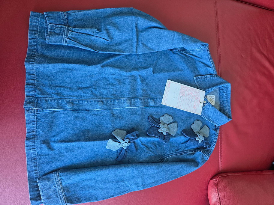 ROMY Blumenzauber Jeansbluse – Femininer Denim-Chic mit floralen Applikationen