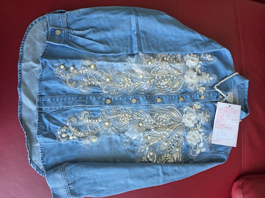RILEY Pearl Glam Jeansbluse – Exklusive Denim-Eleganz für modebewusste und selbstbewusste Damen