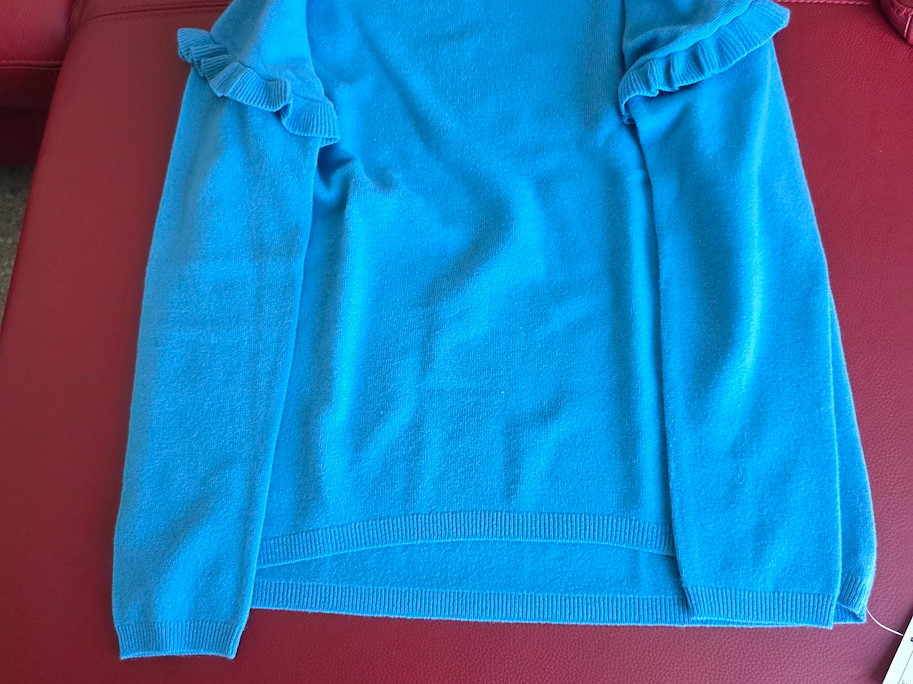 LIA Himmelsblau Pullover – Feminine Eleganz mit romantischen Schulterrosetten