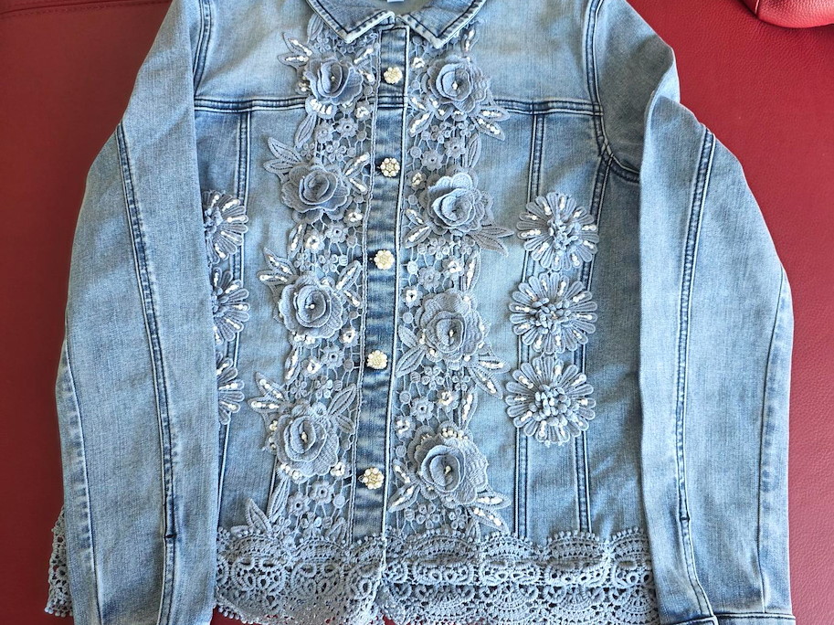 RAMONA Flower Romance Jeansjacke – Florale Denim-Eleganz für modebewusste und selbstbewusste Damen