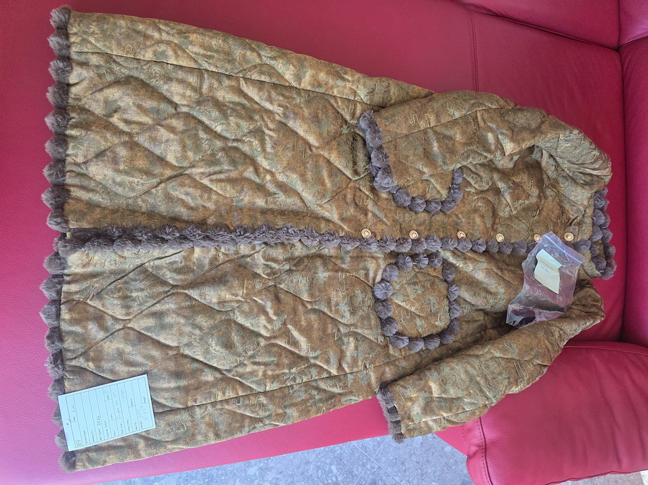 GRACE Golden Luxury Mantel – Exklusive Couture-Eleganz für extrem modebewusste und selbstbewusste Damen