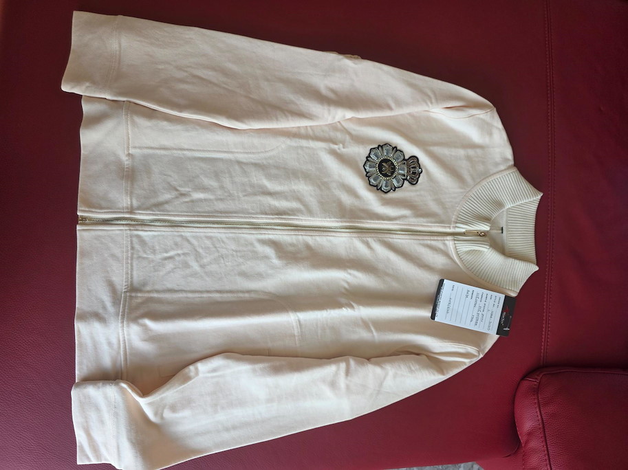 GLORIA Royal Emblem Sweatjacke Beige – Stilvolle Eleganz für modebewusste und selbstsichere Damen