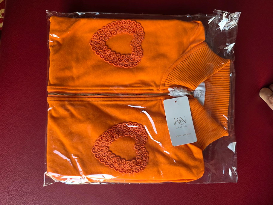 GISELLE Heart Love Sweatjacke Orange – Strahlender Charme für modebewusste und selbstbewusste Damen