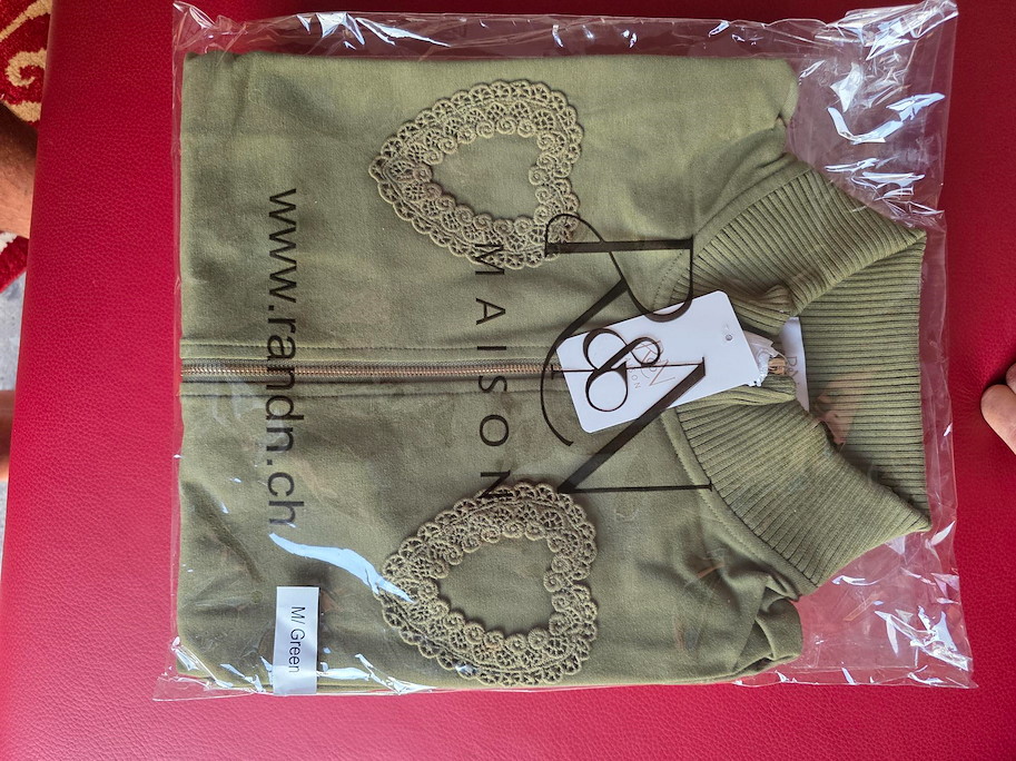 GISELLE Heart Love Sweatjacke Grün – Natürliche Eleganz für modebewusste und selbstbewusste Damen