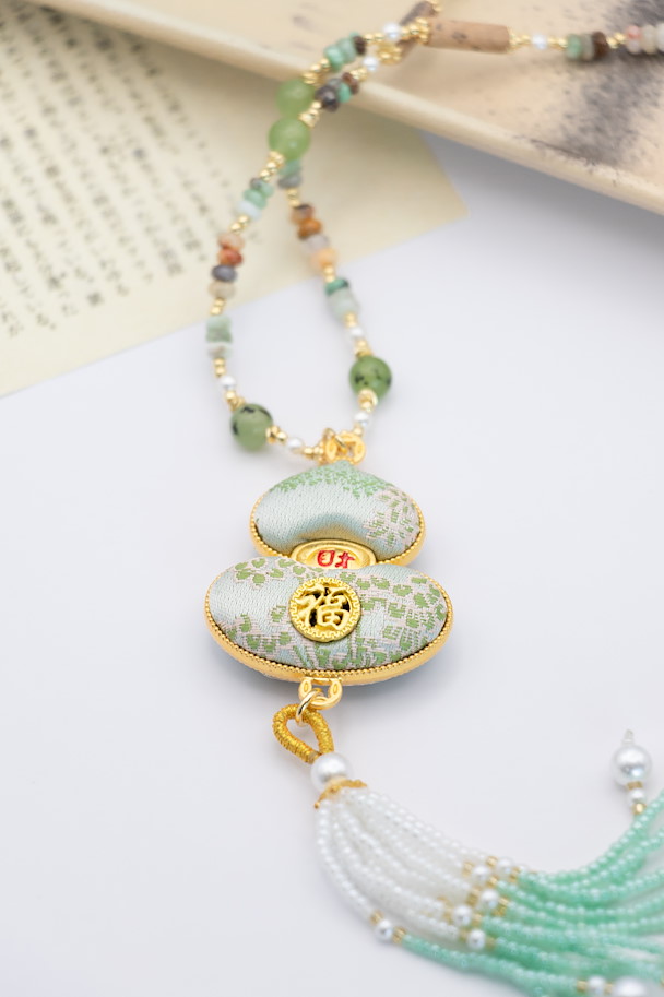 YÙLÁN JADE BLOSSOM Kaiserliche Jade-Halskette