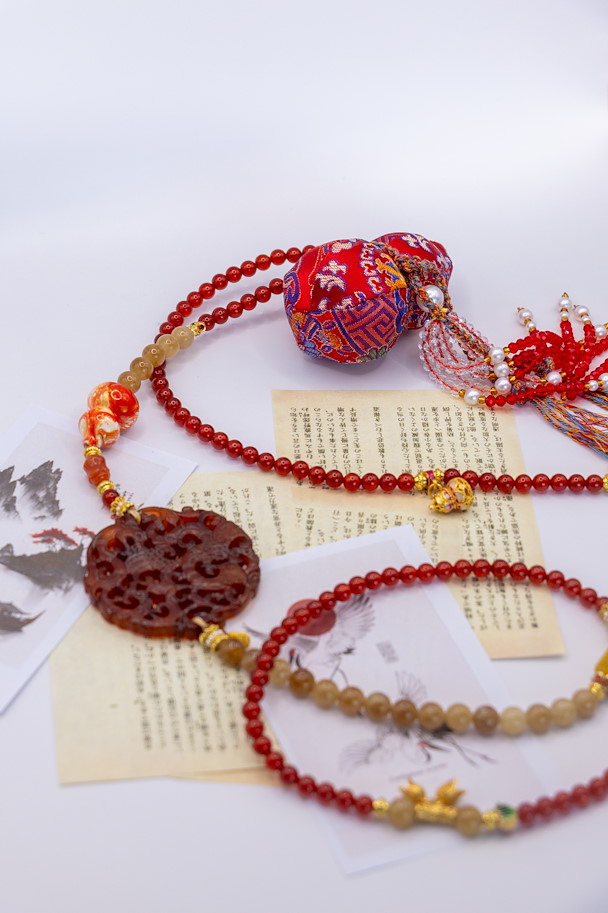 HONG LIAN – Traditionelle chinesische Halskette mit rotem Jadestein