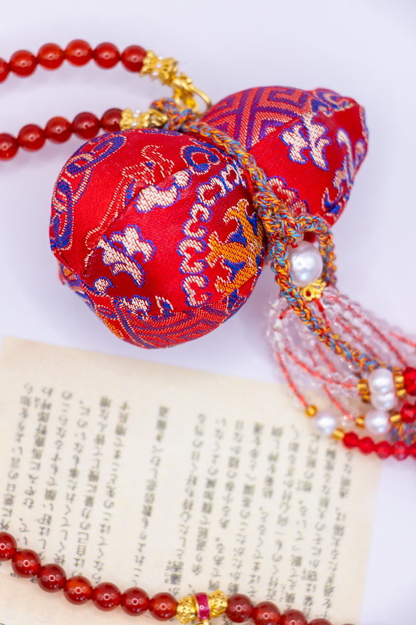 HONG LIAN – Traditionelle chinesische Halskette mit rotem Jadestein