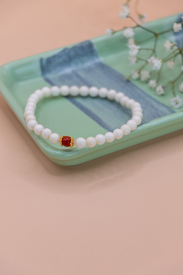 Ai Ling – Armband aus Mammut-Elfenbein, Südlichem Roten Achat & Grünem Jaspis