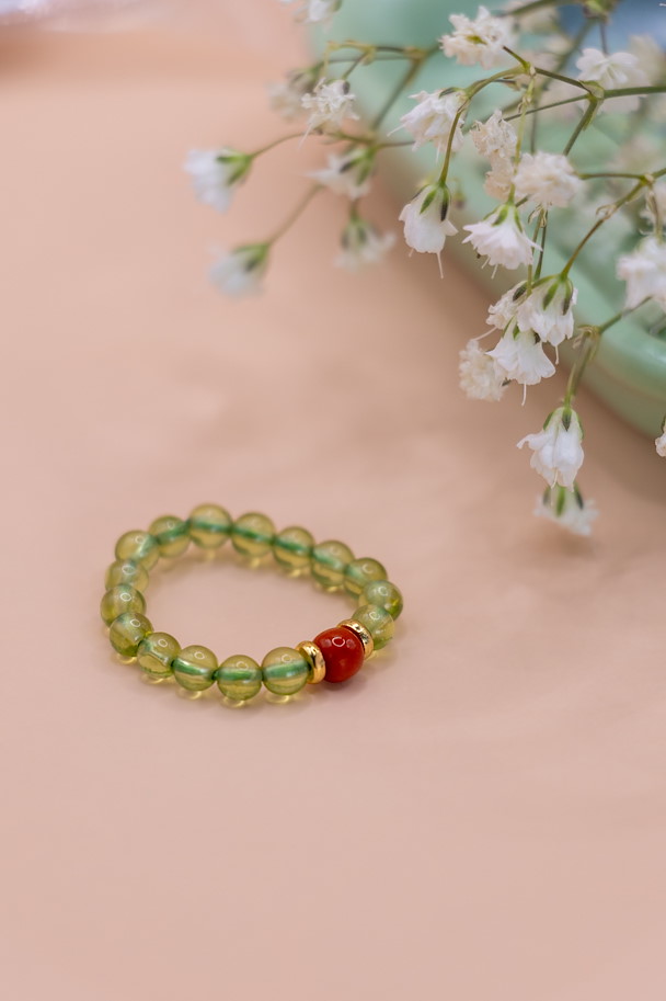 Ruo Xi – Ring aus Natürlichem Peridot & Roter Achat