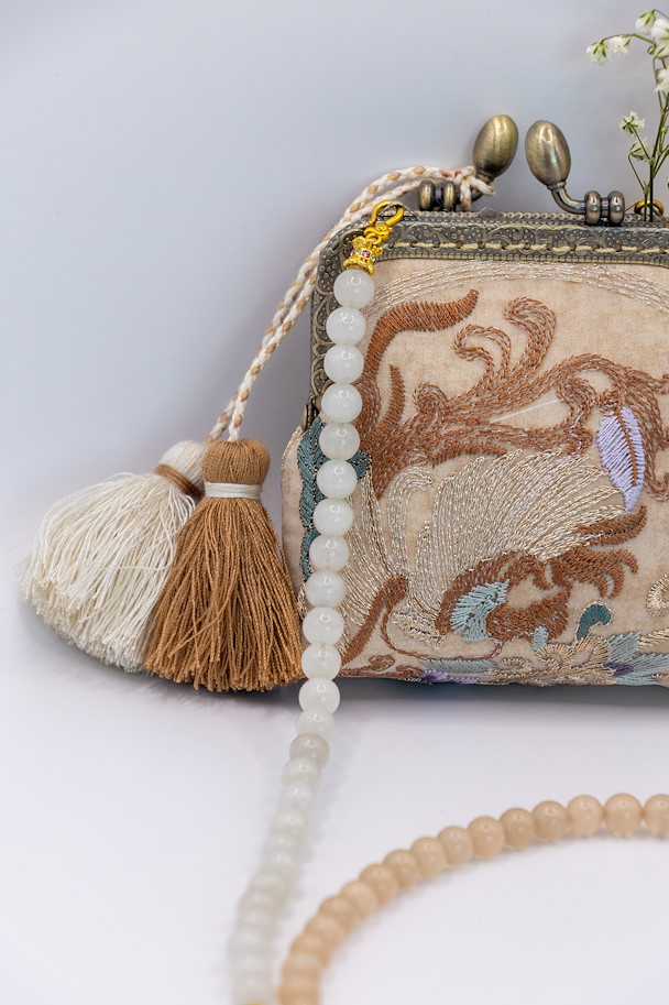 Mei Rong – Traditionelle chinesische Damentasche mit Edelstein-Schulterriemen