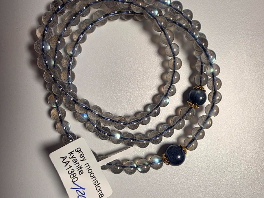 Armband mit grauem Mondstein und Kyanit