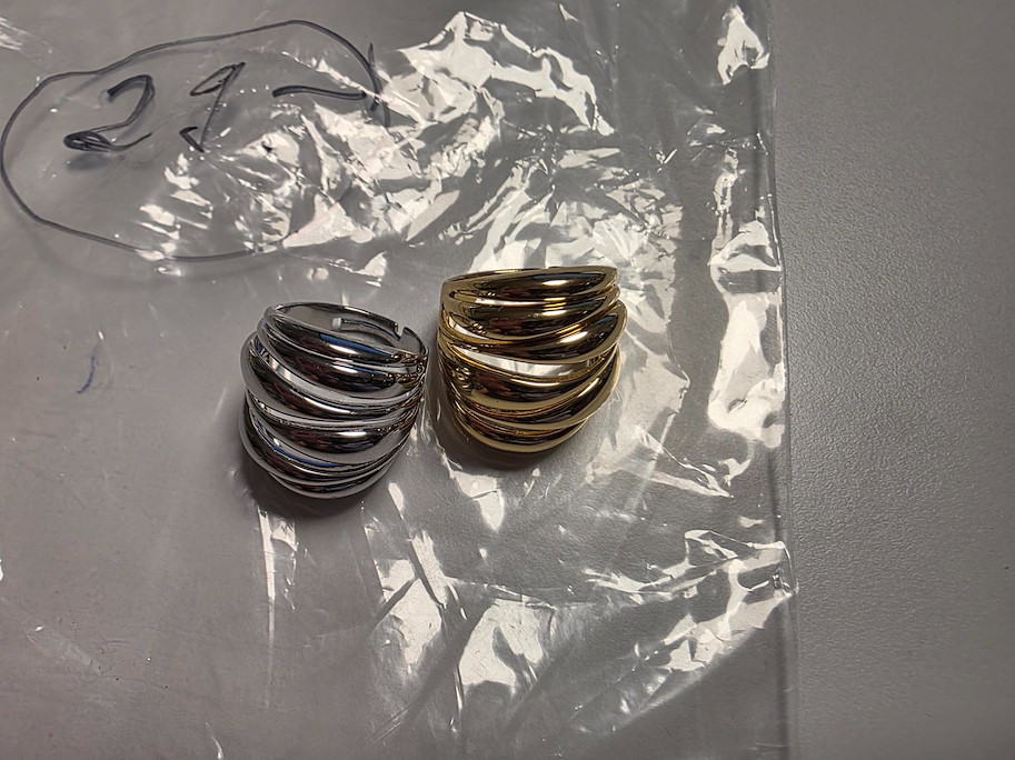 Ringe in gold und silberfarbe